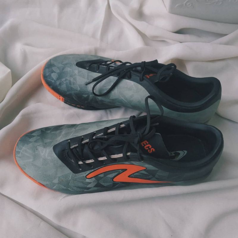 Sepatu Bola Futsal Swervo Original Specs Dynamite Oranye Abu Hitam Ukuran 43 28 cm Preloved Bekas Se