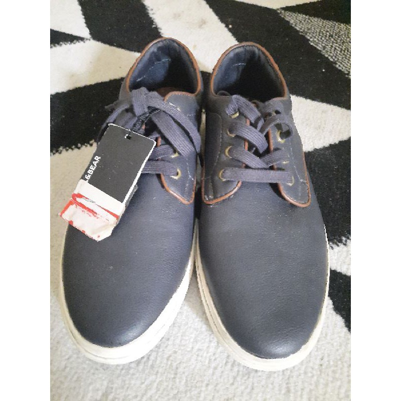 sepatu pull and bear