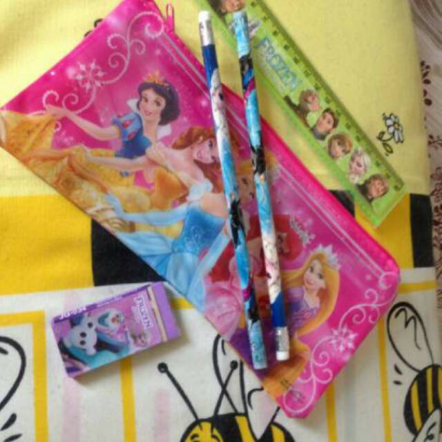 

Alat tulis dan tempat pencil