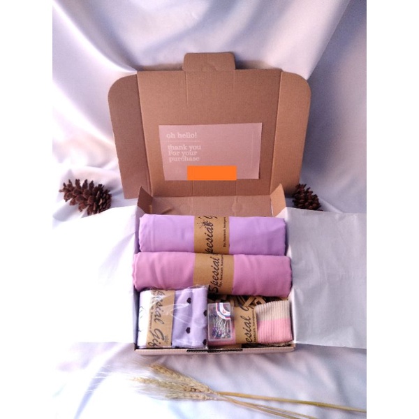 

Hampers Gift Box Premium Hijab Syar'i / Hampers Hijab / Kado Sahabat / Hadiah Wisuda / Hadiah Ulang Tahun / Hadiah Sahabat