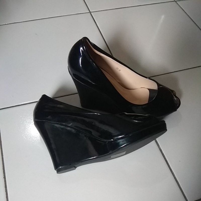 Sepatu Inside Wedges