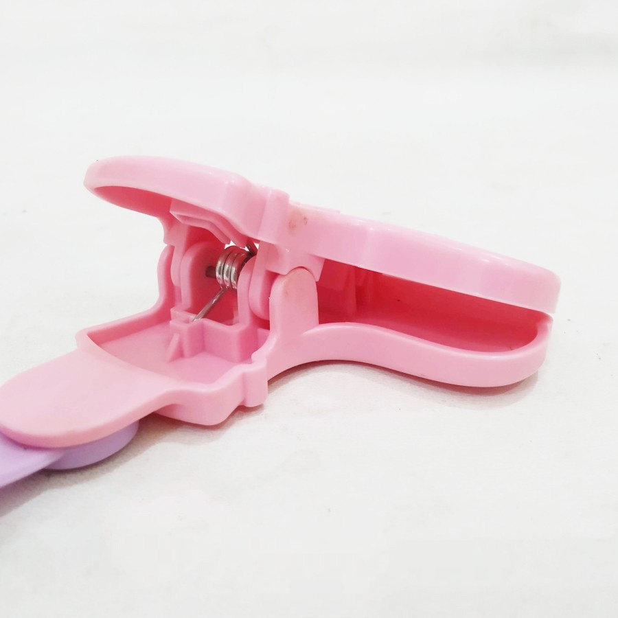 Clip klik jepitan jepit gantungan sepatu bayi di stroller stroler kereta tas bayi serbaguna