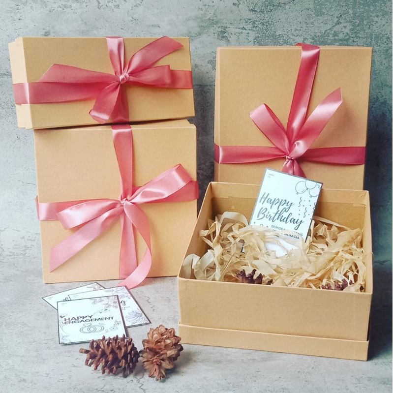 

Gift Box / Hardbox/ Hiasan Hampers/ Kotak Kado / Hampers Gift box / Kotak Hadiah / Kotak Hampers / Kertas Kado / Bungkus Kado