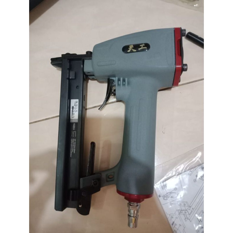 

GUN TACKER STAPLER BESAR TIPE 1022J 1022 J GUN TACKER COMPRESSOR HEKTER ANGIN COMPRESSOR STEPLESS STAPLES STAPLESS AIR BRAD NAILER PAKU TEMBAK ANGIN PNEUMATIC MESIN NAILERS TEMBAK STAPLER STEPLER 1022J AIR 1022 J U STAPLER STAPLES PAKU TEMBAK ANGIN