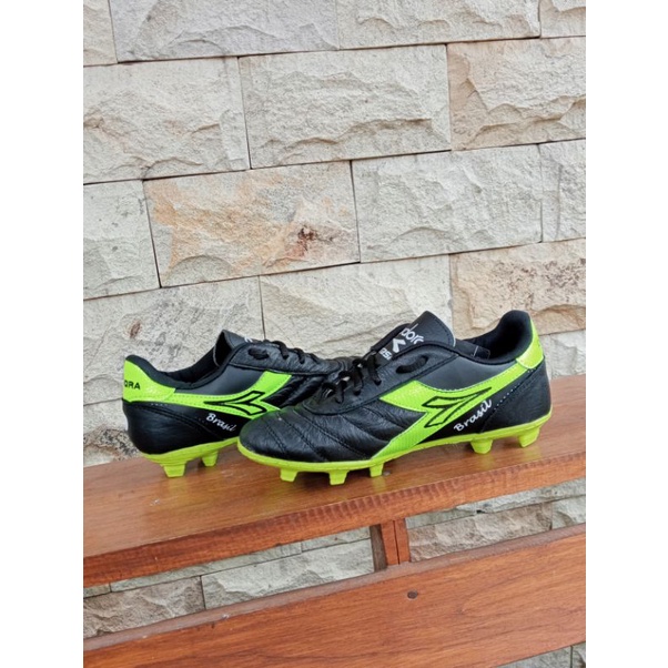 sepatu sepak bola diadora sport