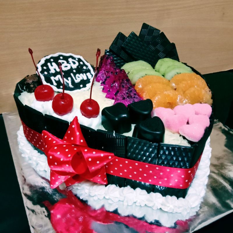 

Love Tart Cakes (Kue Tar Bentuk Hati Cokelat Black Forest dan Toping Buah)