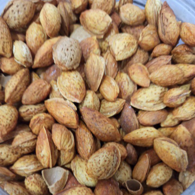 

kacang almond per 100gr