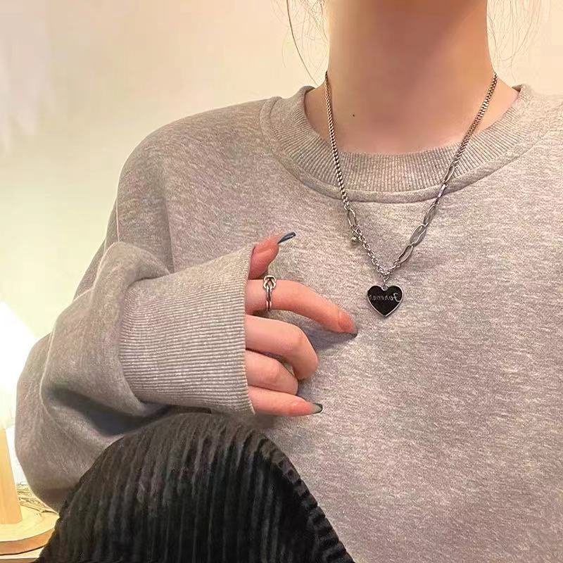 Kalung Rantai Klavikula Liontin Tulisan Love Bahan Titanium Steel Warna Hitam Gaya Hip Hop Korea Untuk Wanita