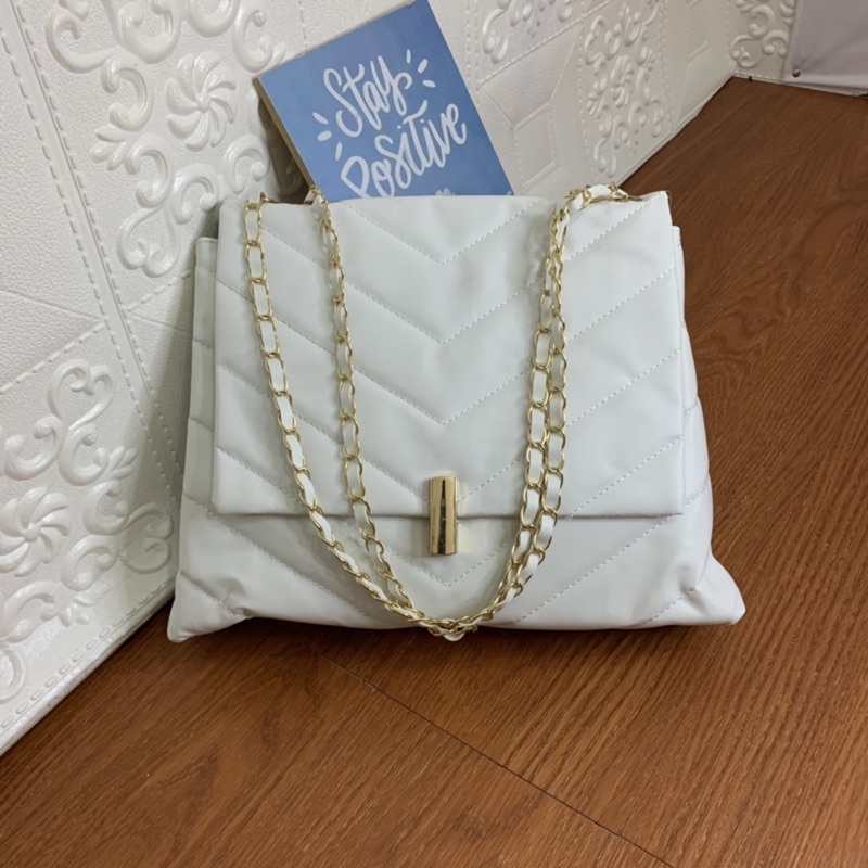

WARNA BROKEN WHITE TAS LAKULISTUFF X DINA