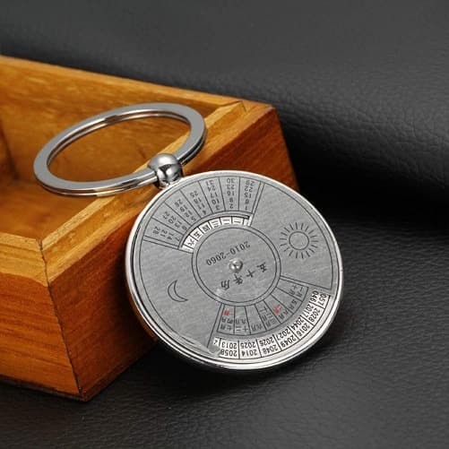 

NEW Gantungan Kunci Unik Kalender Abadi 50 Tahun 2010-2060 Stainless Steel