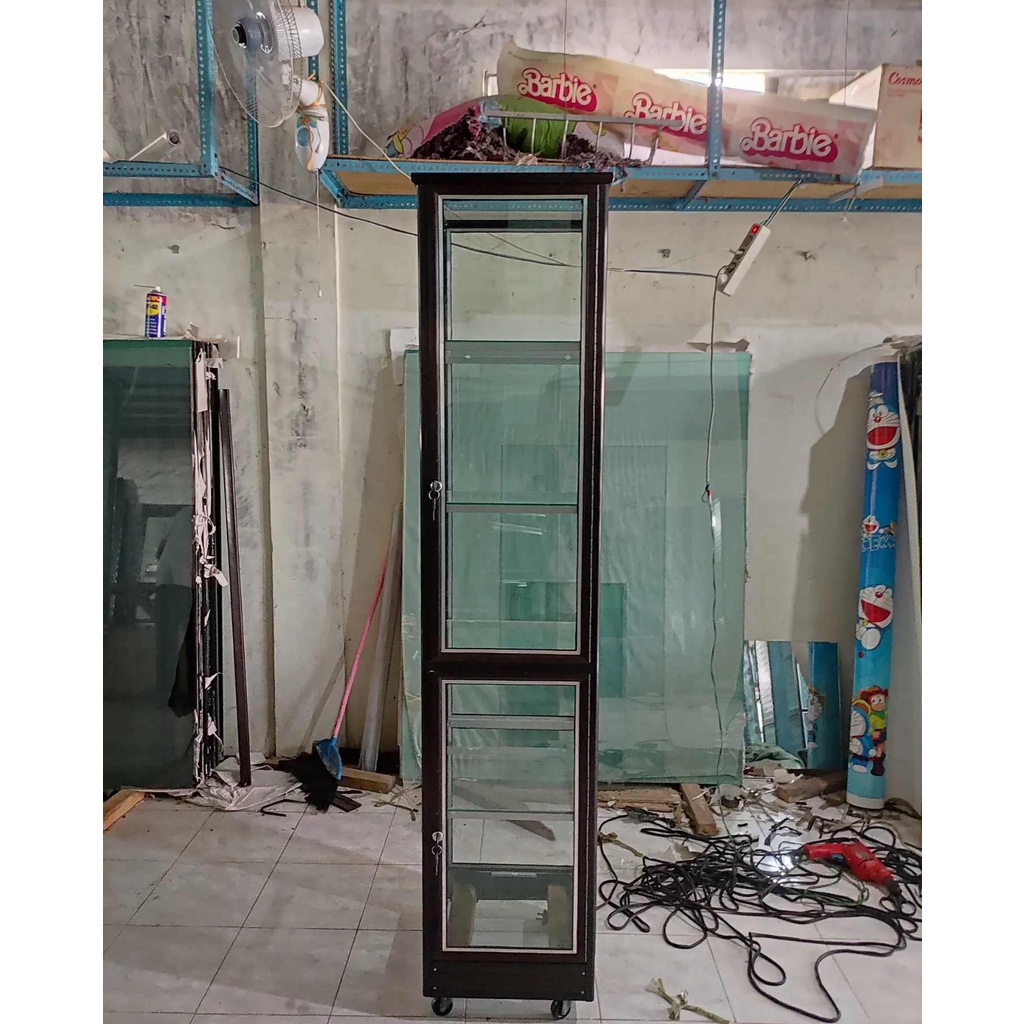 LEMARI BONEKA / LEMARI PIALA, 2 PINTU