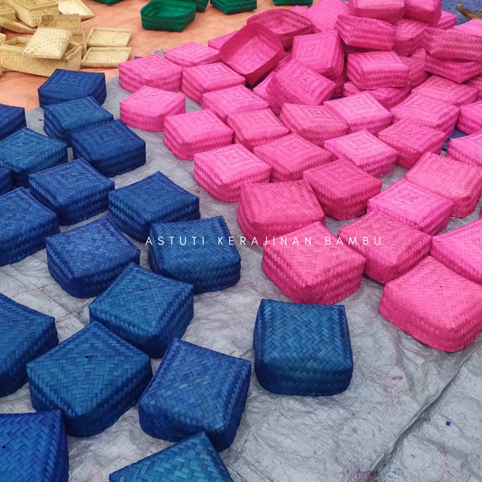 

Sepasang Besek anyaman bambu berWarna 15 x 15 cm x7cm/ bakul warna/ box bambu/ besek bambu