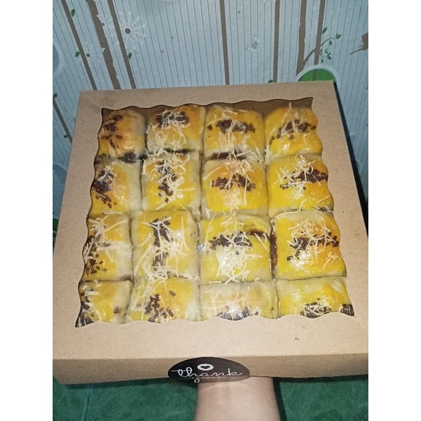 

bolen pisang 22x22 isi 16pcs