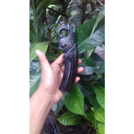 gagang golok dari tanduk ukir wayang