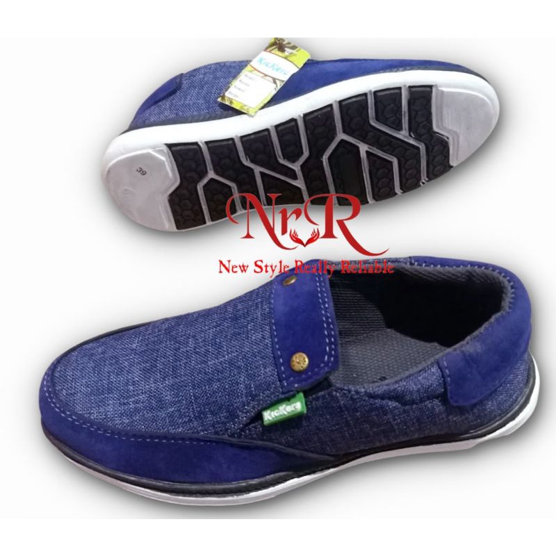 Sepatu casual slop Kickers sepatu casual santai pria wanita biru navy sol lentur sepatu kasual slip on