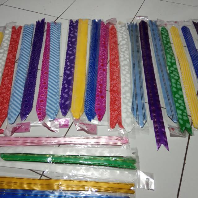 

Pita tarik besar(3 cm) untuk hiasan parcel kerajinan kado acecoris dll