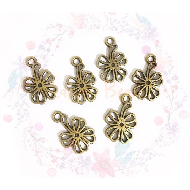 

Charms Daun Semanggi