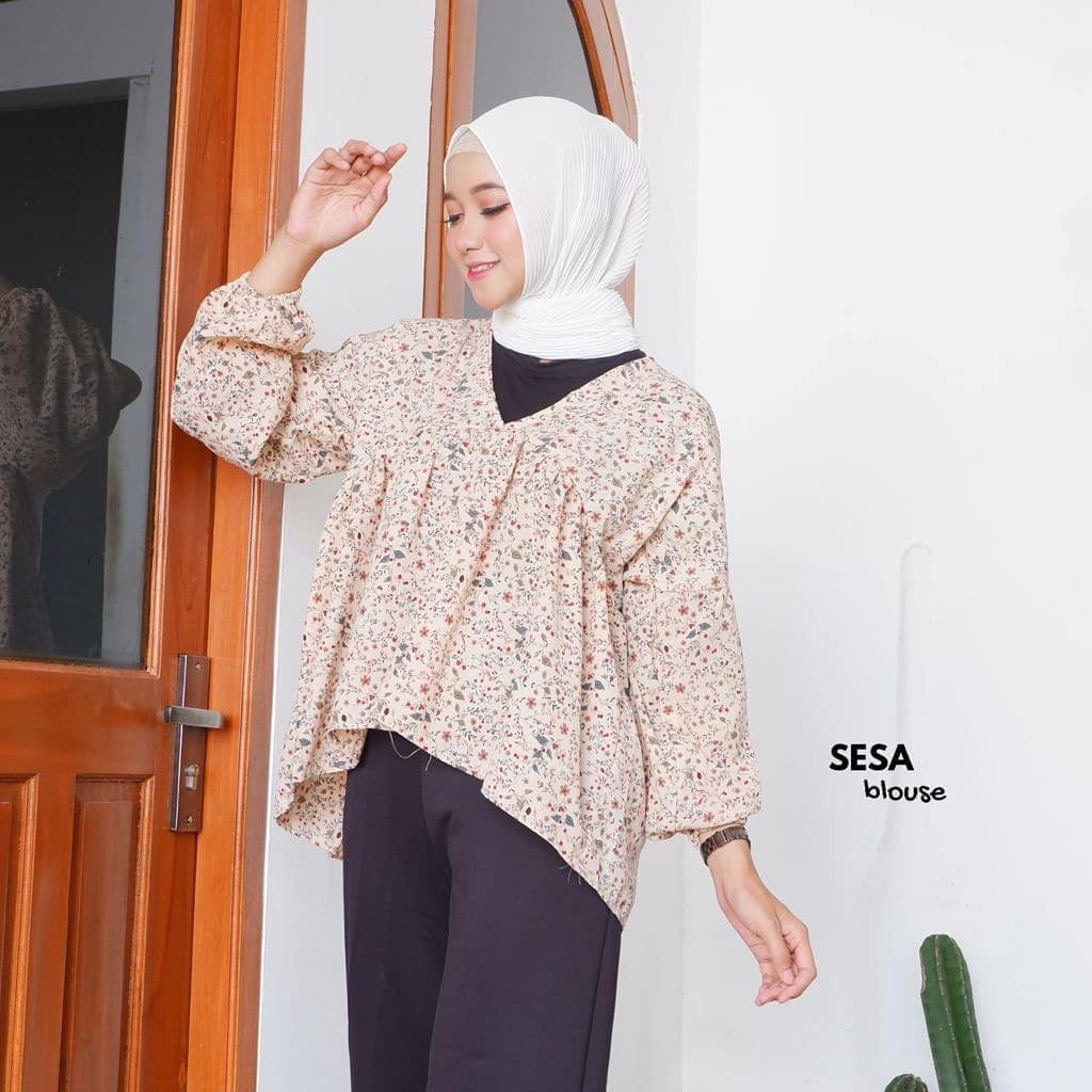 BLOUSE CERUTY DEALOVA | TARTAN MIZU | LUCIA WOLFIS | PRETTY RUFFLE BLOUSE-SESA BLOUSE CREAM