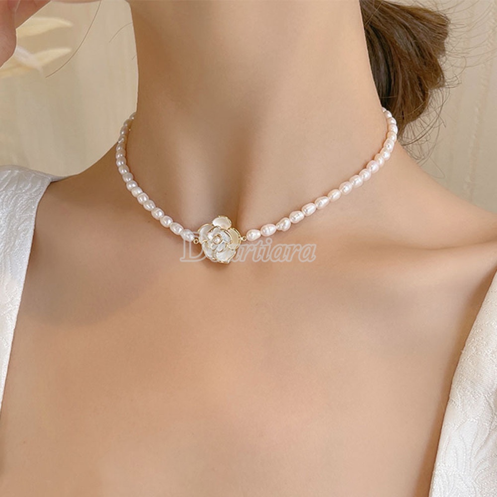 French Retro Design Light Luxury Camellia Necklace Temperament Stitching Pearl Clavicle Chain Women