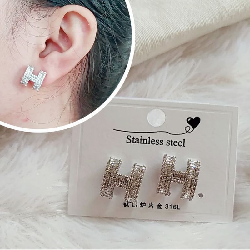 Anting swaroski H silver