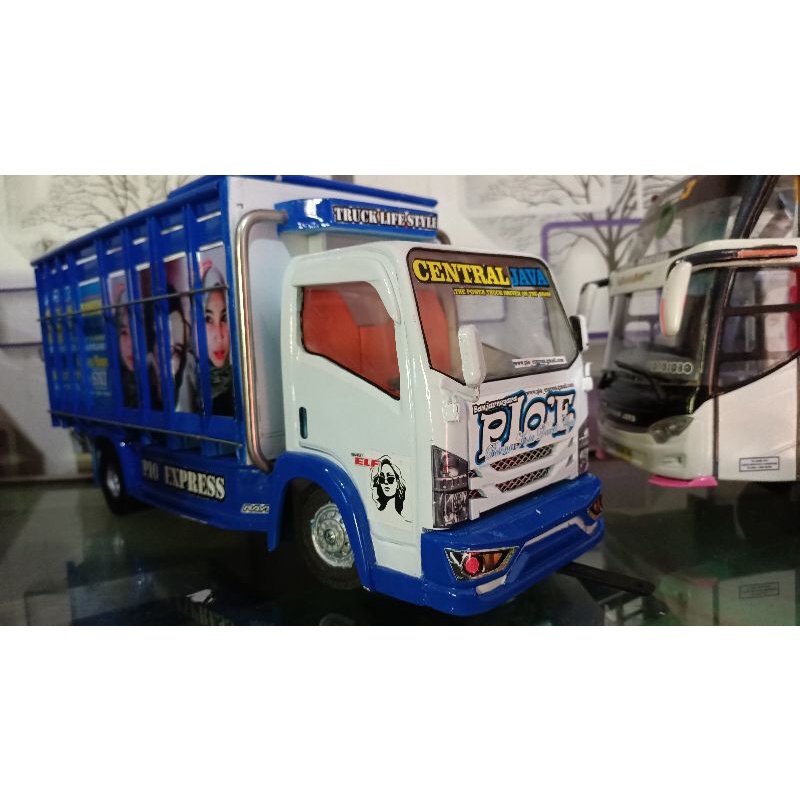 Miniatur Truk Full PVC Oleng Non Lampu