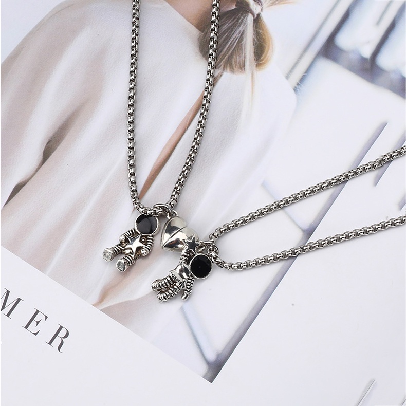 [Trendy Personality Spaceman Star Magnetic Couple Pendant Necklace] [Girls Vintage Metal Simple Chain Necklaces ] [Ladies Fashion Clavicle Necklace]