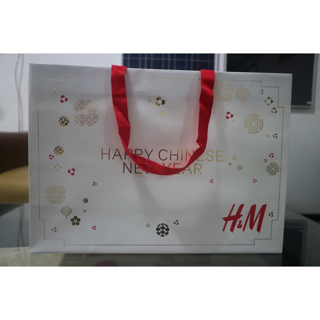 Paper bag "H&M" warna putih