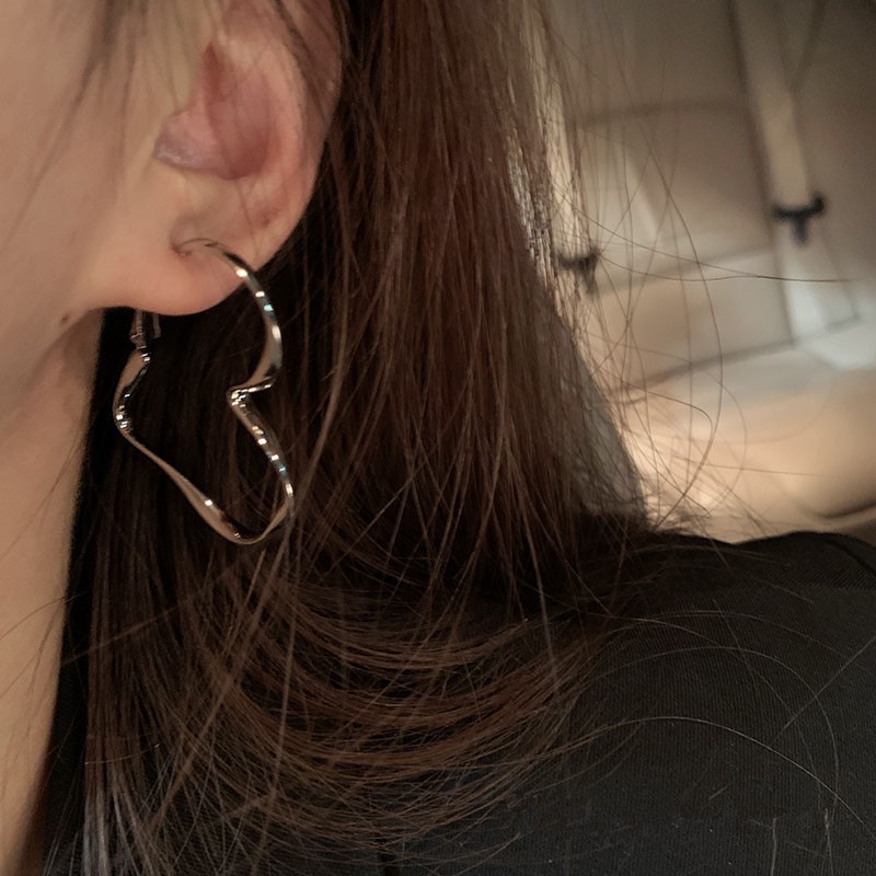 Anting Tusuk Bentuk Hati Hollow Bahan Metal Untuk Wanita