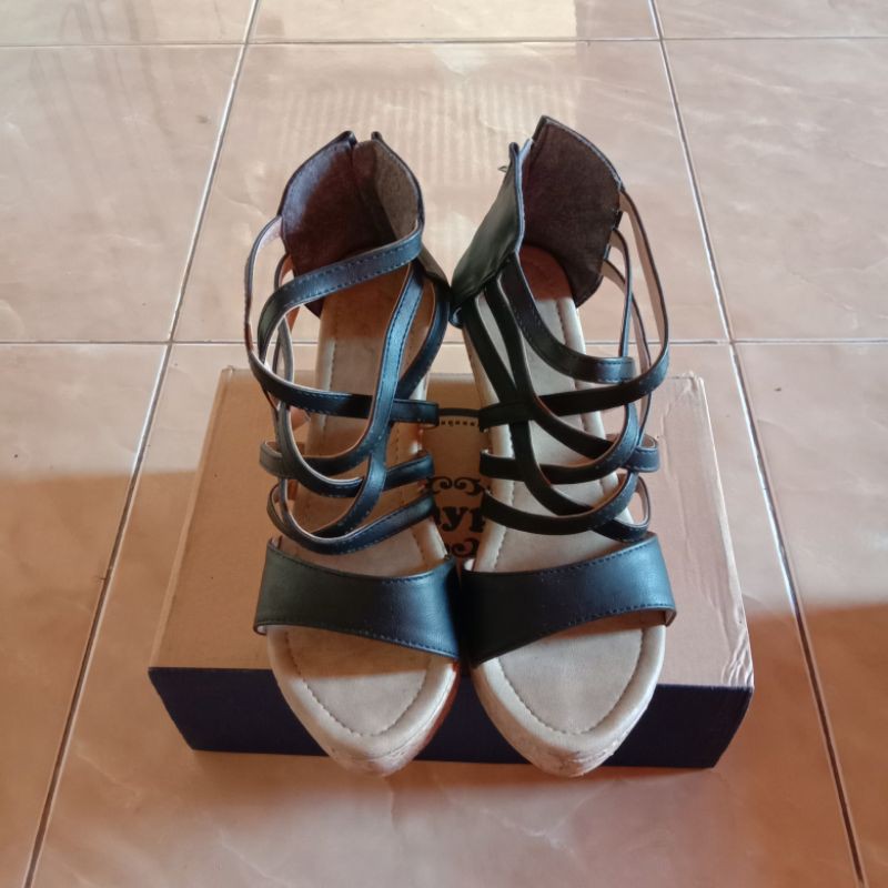 Lariska Preloved sandal wedges