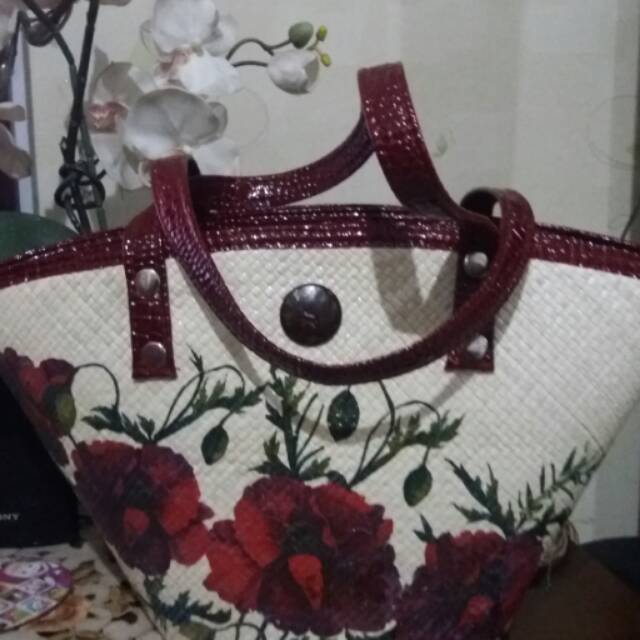 Tas anyaman pandan setengah lingkaran