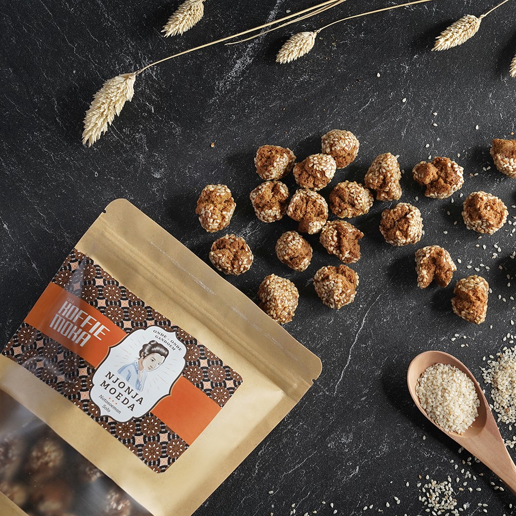 

Onde-Onde Gandum Njonja Moeda Rasa Koffie Moka Khas Solo 200 gram