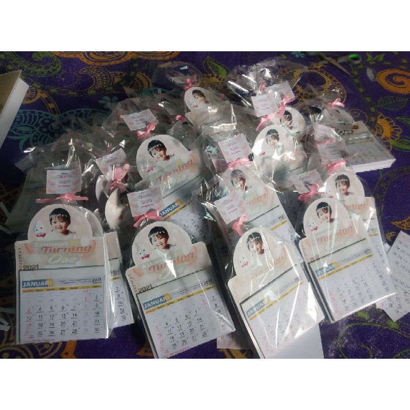 

souvenir kalender tempel dan duduk