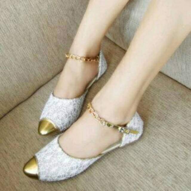 flat shoes/ shoes rantai brukat putih