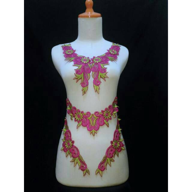 Renda bordir kerah bunga belah