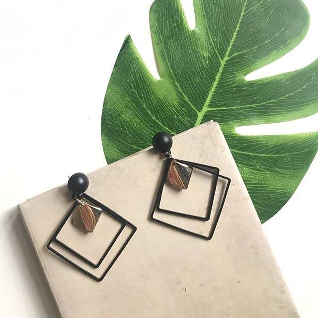 ANTING HITAM JODIE KOTAK