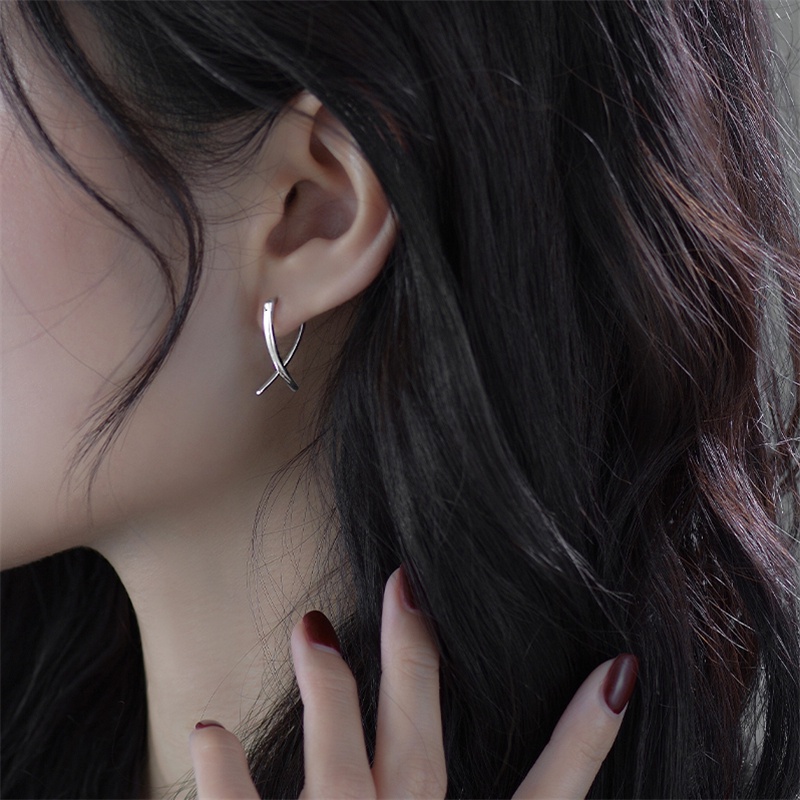 Anting Tusuk Model Garis Silang Untuk Wanita