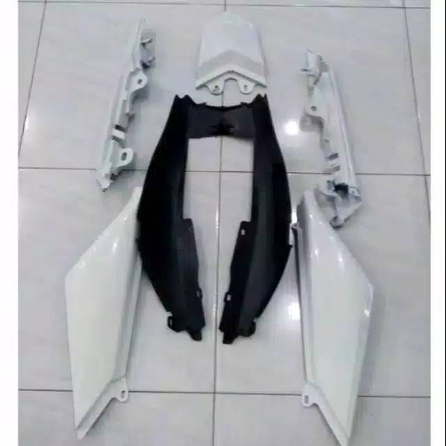 Body belakang Yamaha Vixion NVL/NVA - warna putih