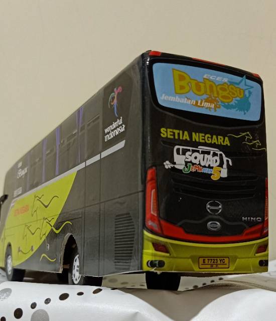 Miniatur Bus bis / mainan bus bis Setia negara bungsu