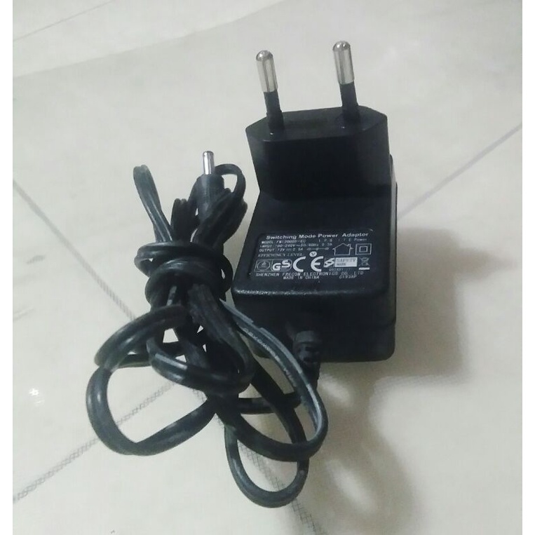adaptor  swiching  12v - 0,5a  cup dc 3,5mm