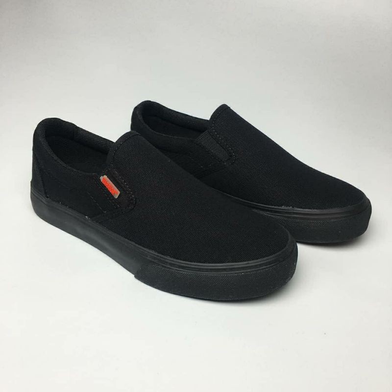 SEPATU WARRIOR ( ARTHUR ) SLIP-ON FULL BLACK