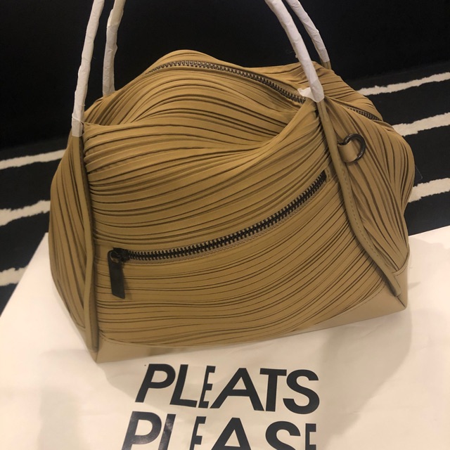 Bias bag pleats please