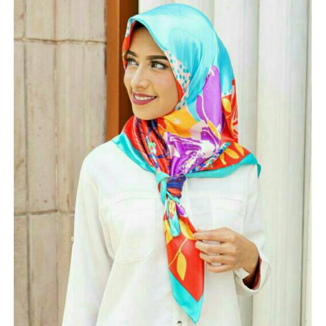 Scarf Hijab Segi Empat Satin Motif Bunga F4