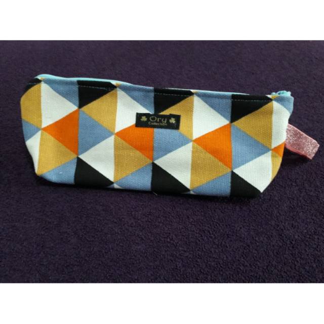 

Kotak pensil Ory Collection motif segitiga warna