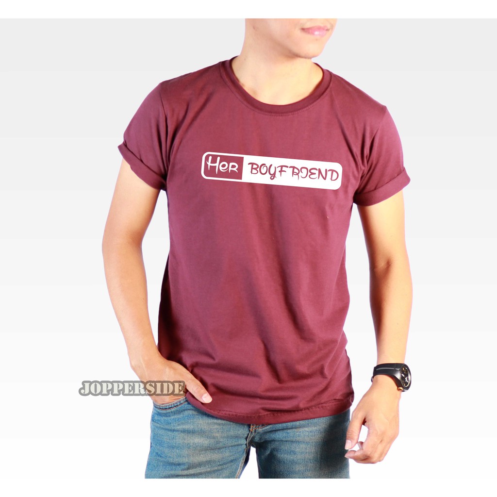 JOPPERSIDE TSHIRT KAOS DISTRO TULISAN KATA HER BOYFRIEND HER BOYFRIEND PRIA ORIGINAL PREMIUM TS26