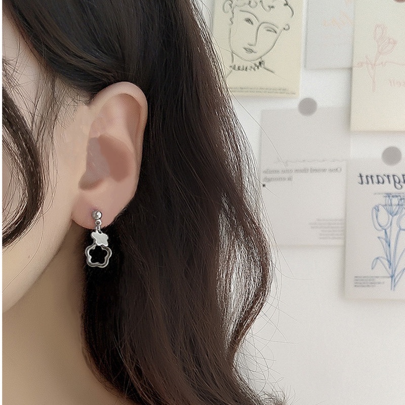 Anting Tusuk Motif Bunga Hollow Ala Korea Warna Silver Untuk Wanita