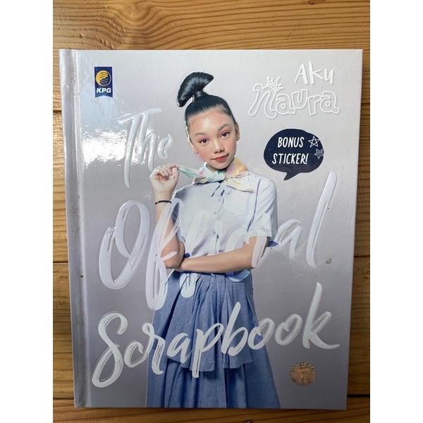 Buku The Official Scrapbook