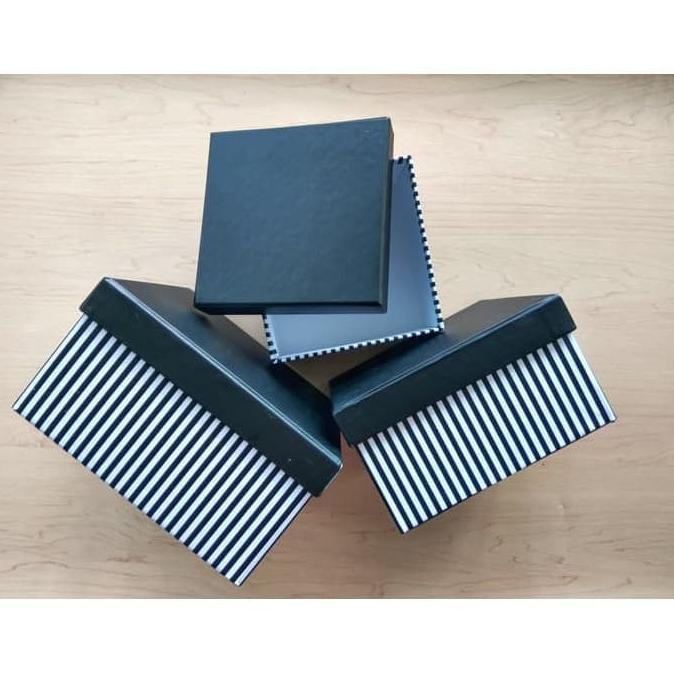 

[COD] Kotak Kado / Kotak Hadiah / Gift Box Jumbo Type A Garis Hitam [COD]