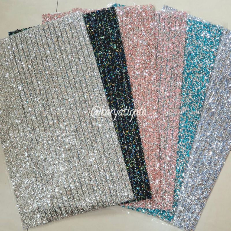 (Per Lembar) Diamond Tikar Gosok Motif Acak 22 cm x 40 cm