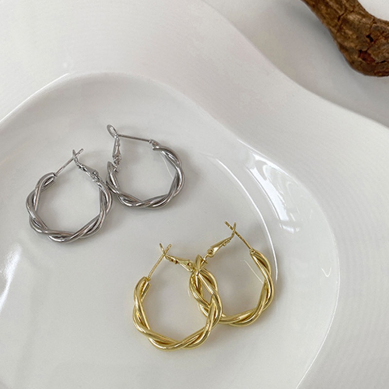 Anting Tusuk Model Twist Simple Untuk Wanita