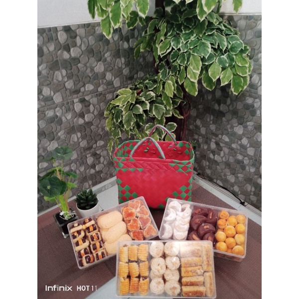

paket hampers kue kering 3 toples sekat isi 9 variant kue kering